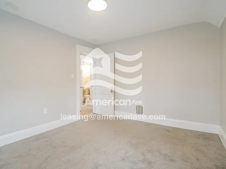 1081628_009_wm_-_main_bedroom_13282601.jpg
