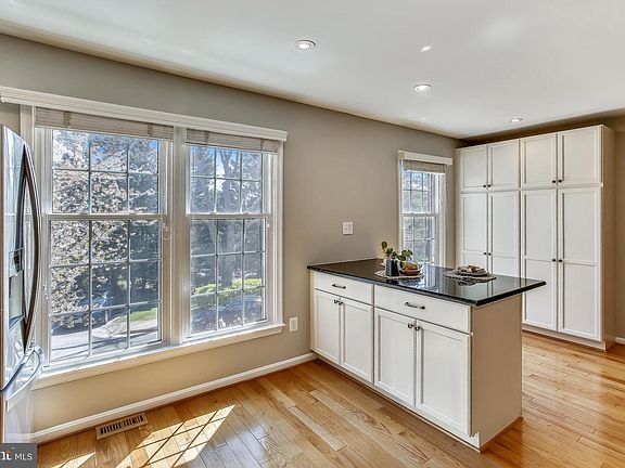 4th image of 1282 Quaker Hill Dr