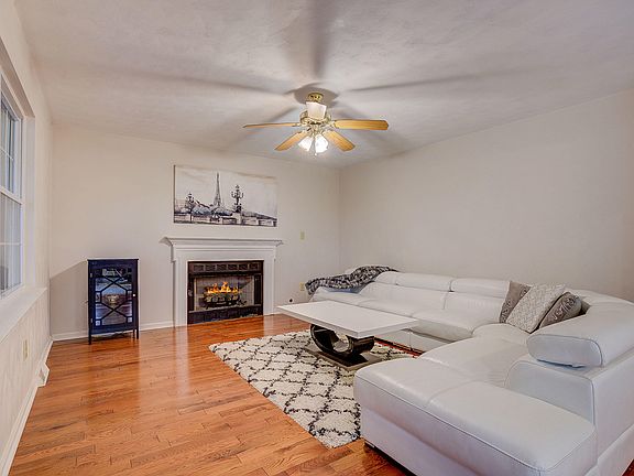 2nd image of 3308 Lakeland Dr