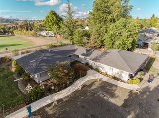 110 Village Dr, Winchester, OR 97495