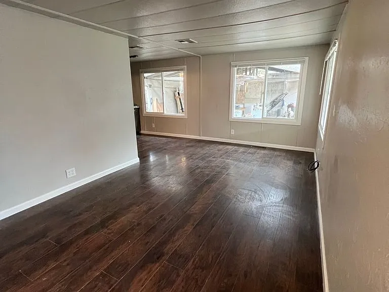 2038 Laburnum Ave #B — Photo 11