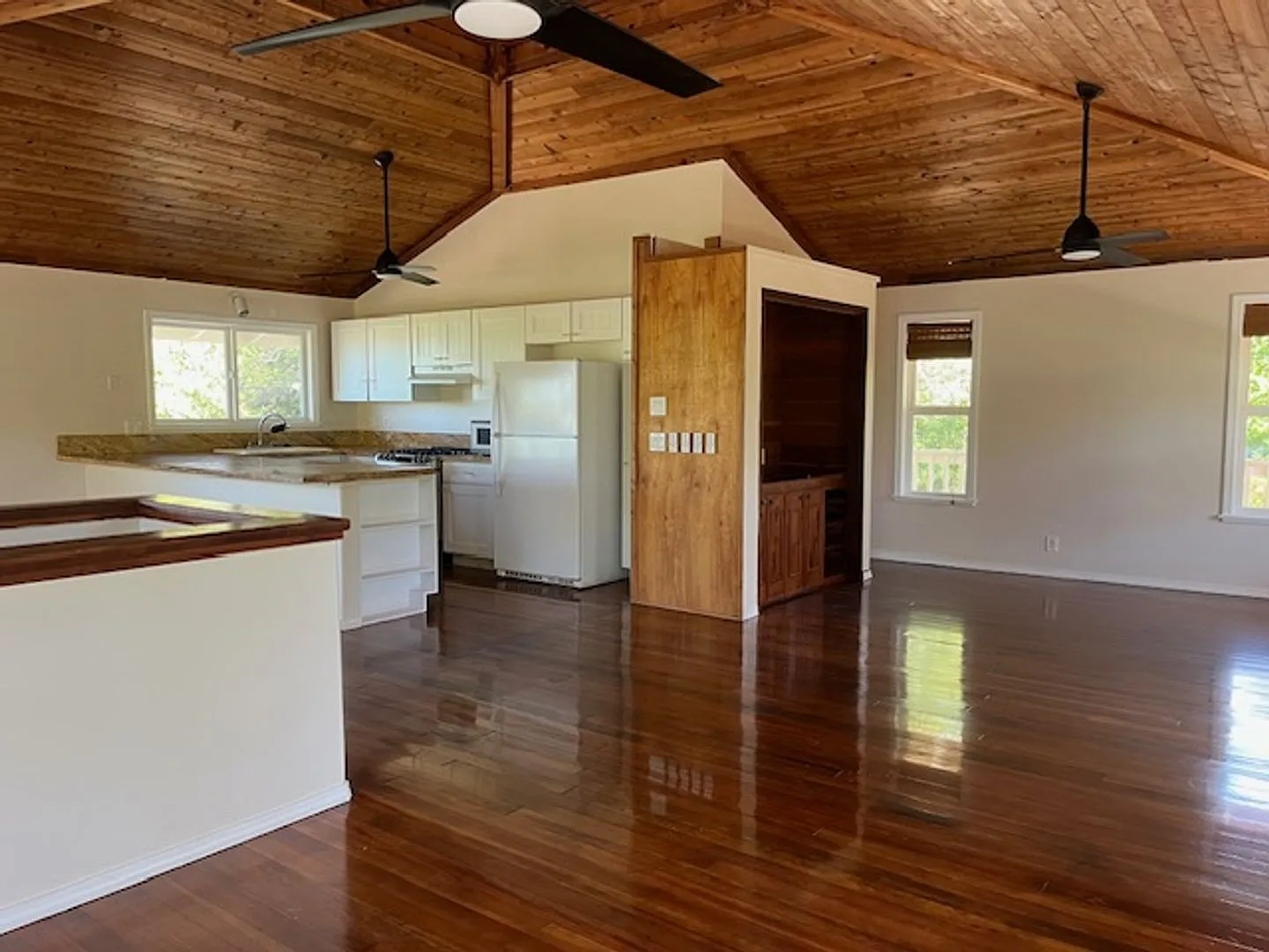3 Bedroom / 3 Bath Home with Ocean Views and World Class Surfing on Ali'i Dr — Photo 3