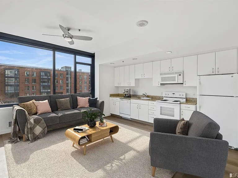 250 King St #368 — Photo 1