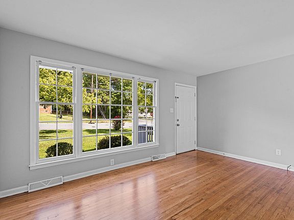 4th image of 636 Mimosa St