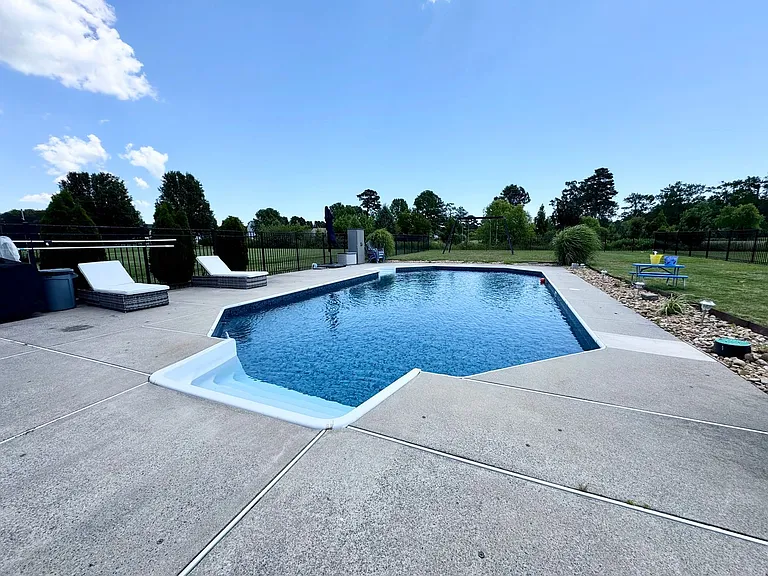 197 Green View Rd — Photo 5