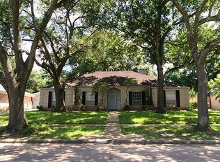 8215 Braesview Ln, Houston, TX 77071