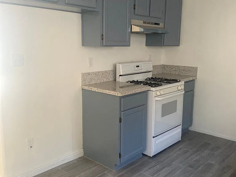 1827 N Mariposa Ave — Photo 6