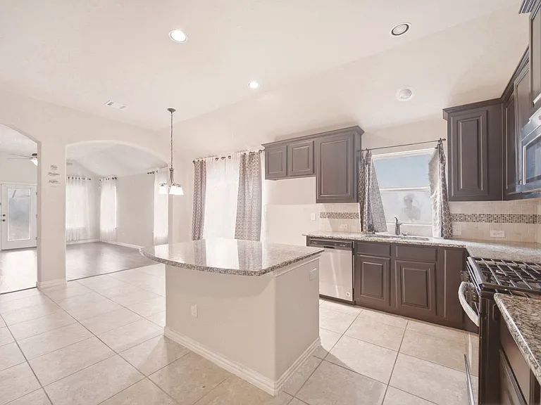 2306 Lucerne Dr — Photo 5