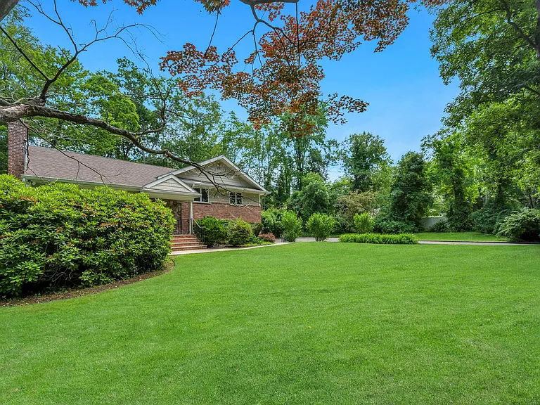 336 Dix Hills Rd #1 — Photo 34
