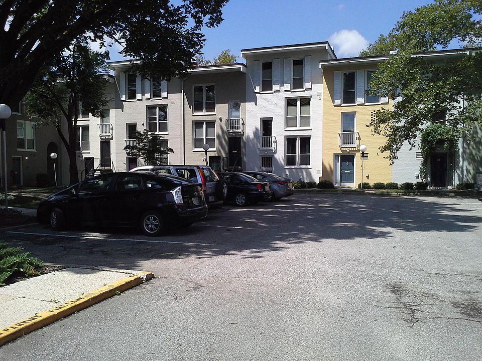 Townhouse with parking located on a Culdesac/No thru street