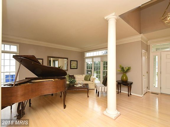 3rd image of 902 Leona Ln
