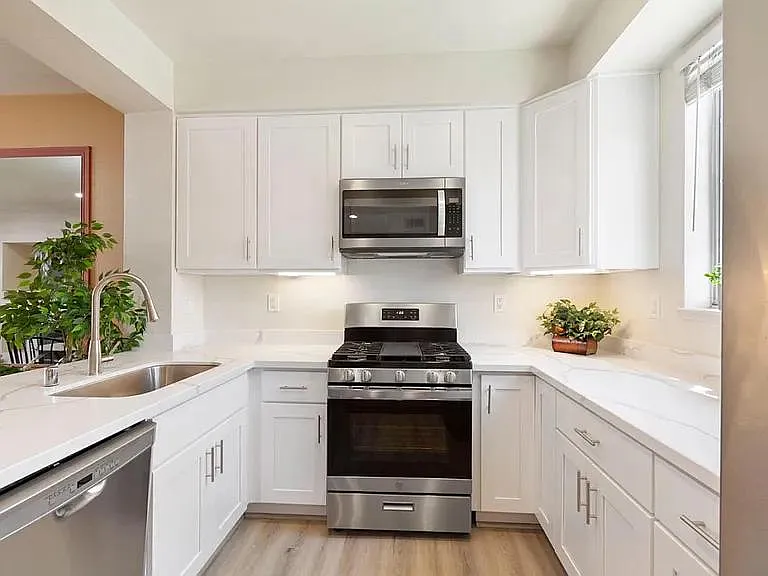 2 bed, 2.5 bath, 1165 sqft, $3,500 — Photo 3