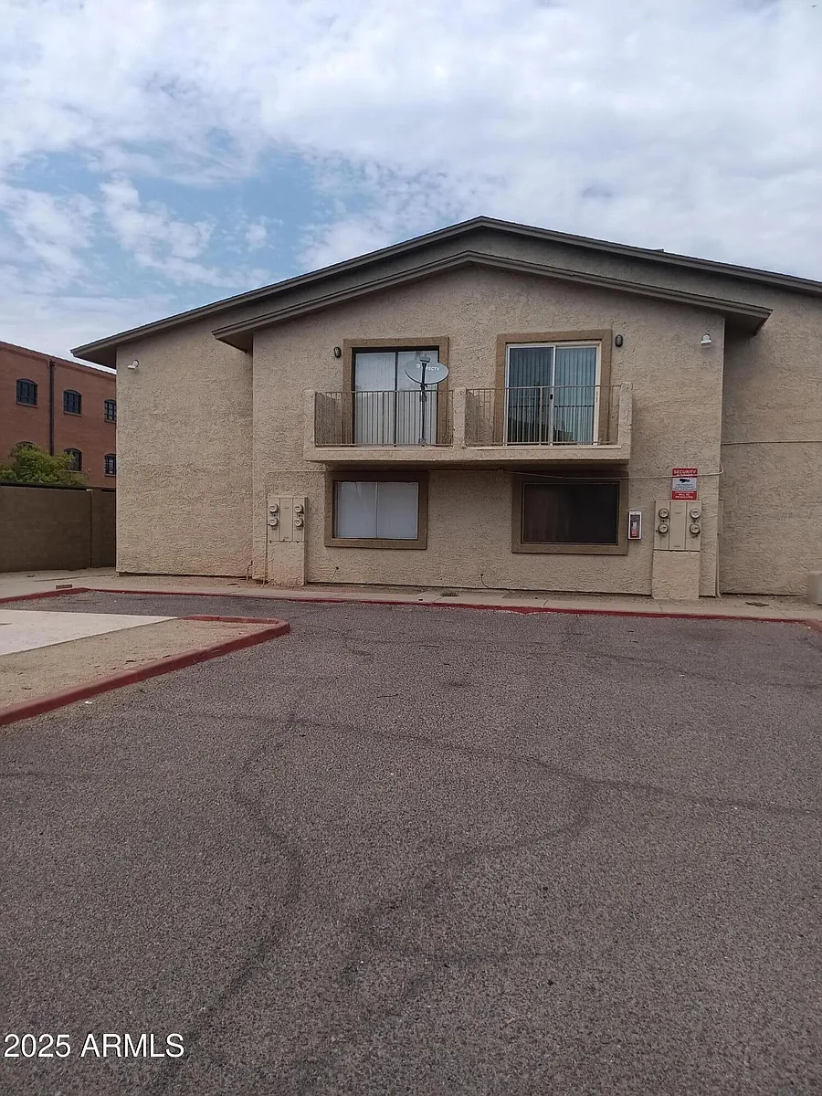 Building Photo - 1620 E Cambridge Ave #14