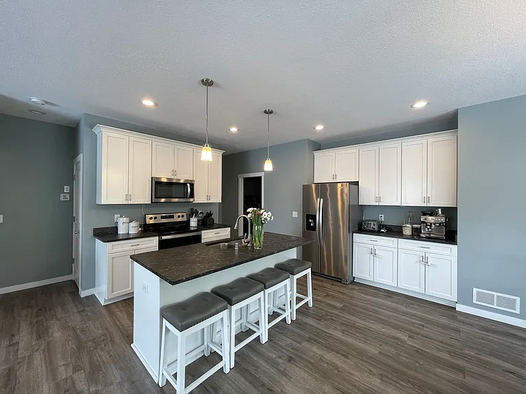 525 E Broadway St — Photo 3