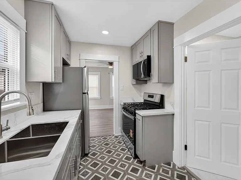 5008 1/2 S Wilton Pl — Photo 11