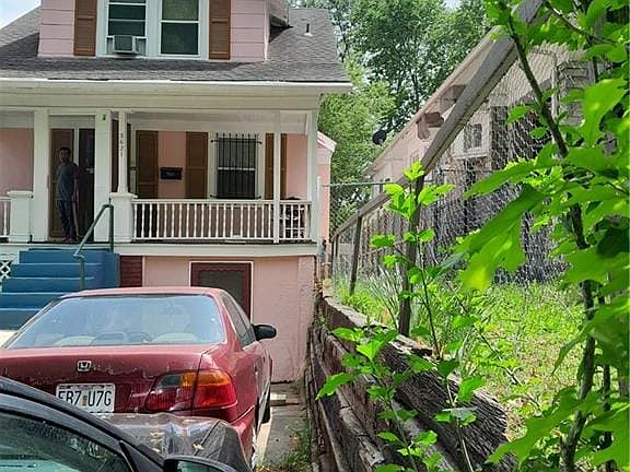 3rd image of 3621 Thompson Ave