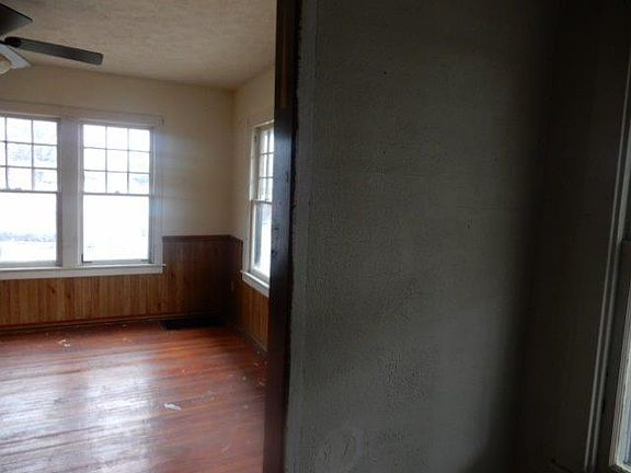 5th image of 48 W Oak St