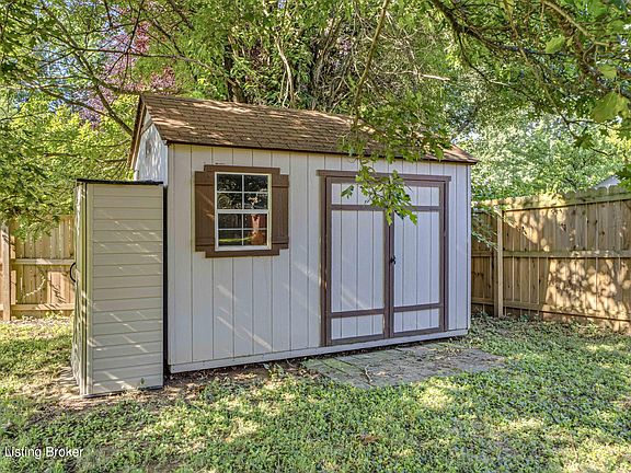 3rd image of 8412 Damascus Cir