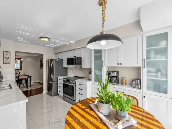 2585 Erin Centre Blvd Unit 1005, Mississauga, ON L5M 6Z7