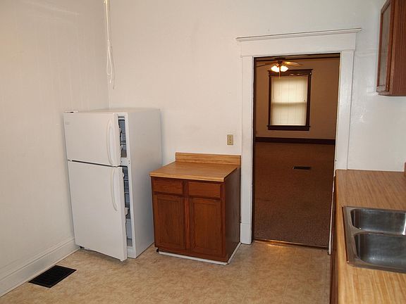Entrance from Living room to Kitchen