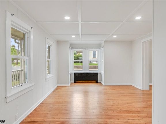 3rd image of 27 Moran St