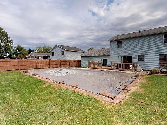 3rd image of 922 Tamarack Dr