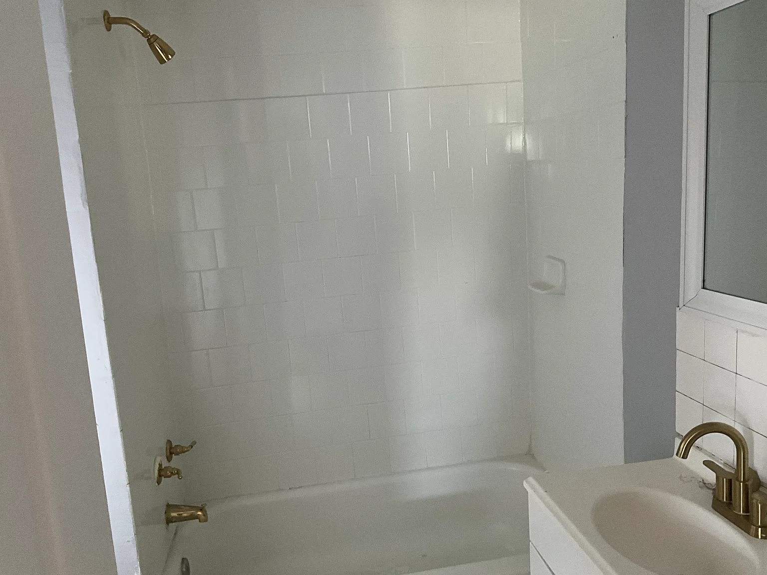 3 bed, 1200 sqft, $2,300 — Photo 4