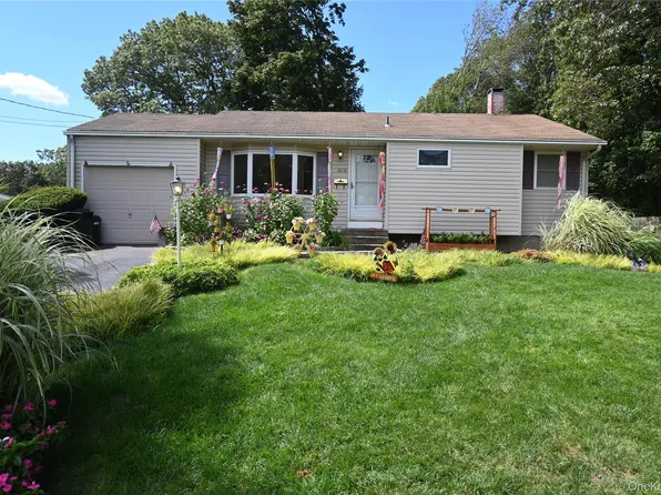 2816 Acorn Avenue, Medford, NY 11763