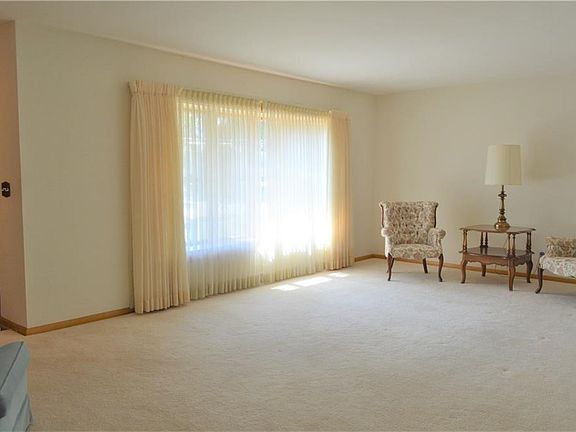2nd image of 816 E 42nd St
