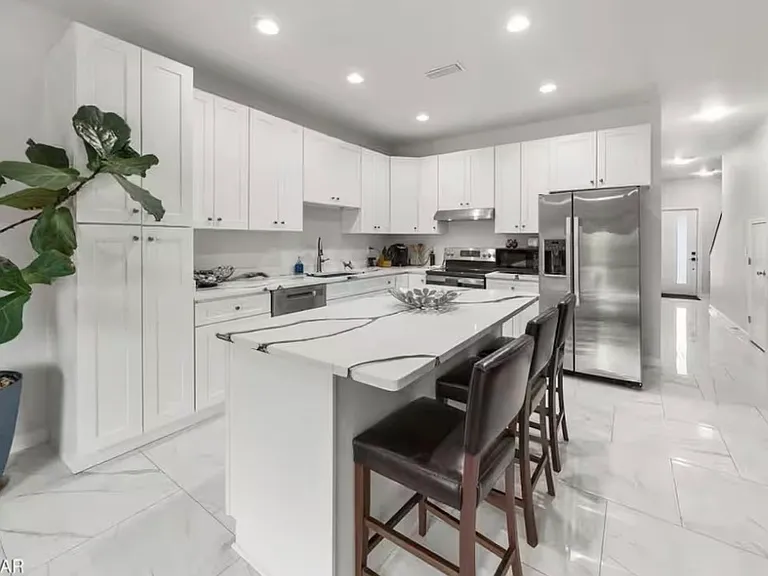 2509 W 11th St — Photo 3