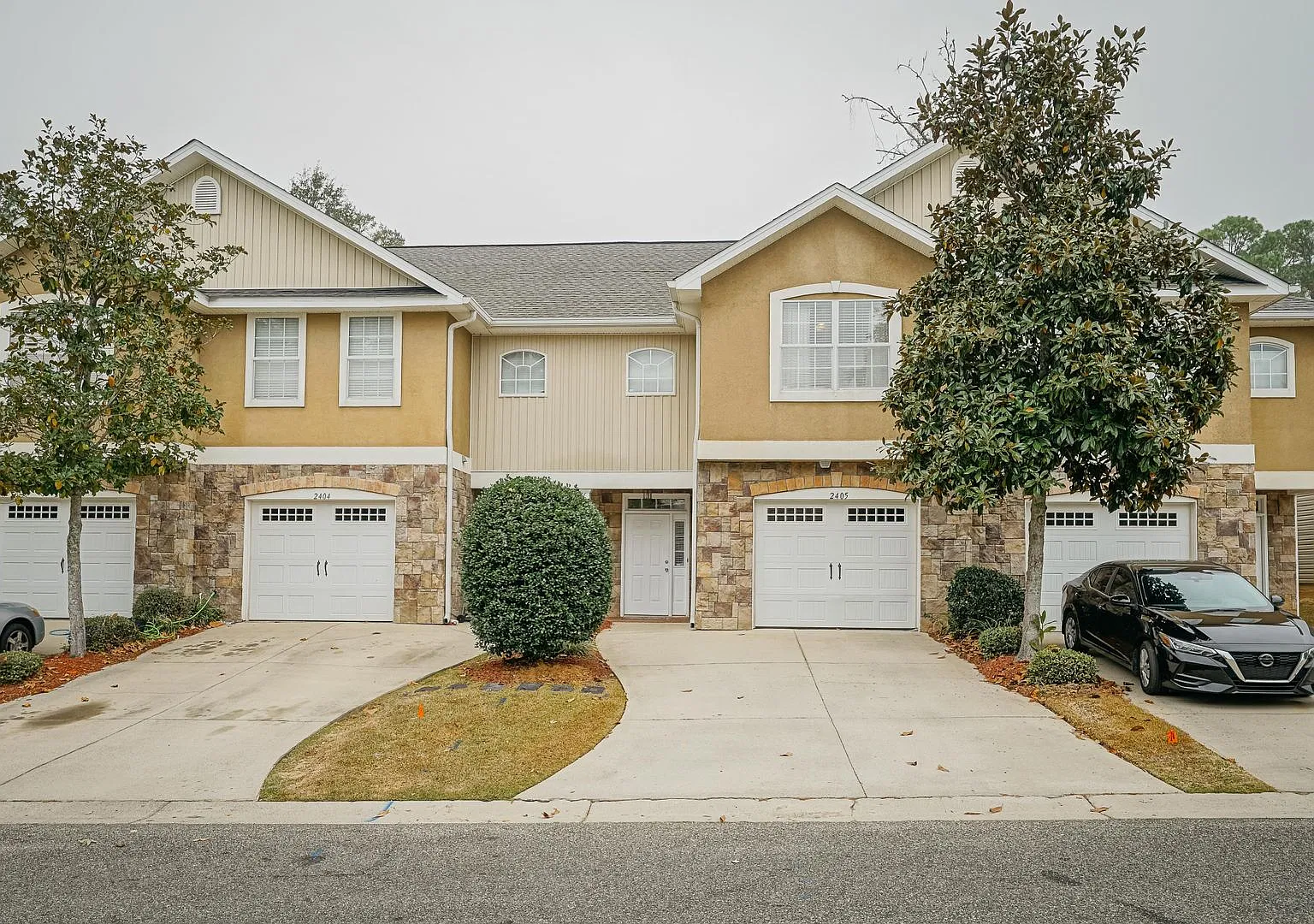 Super cute 3 bed 2.5 bath in a gated neighborhood — Photo 1