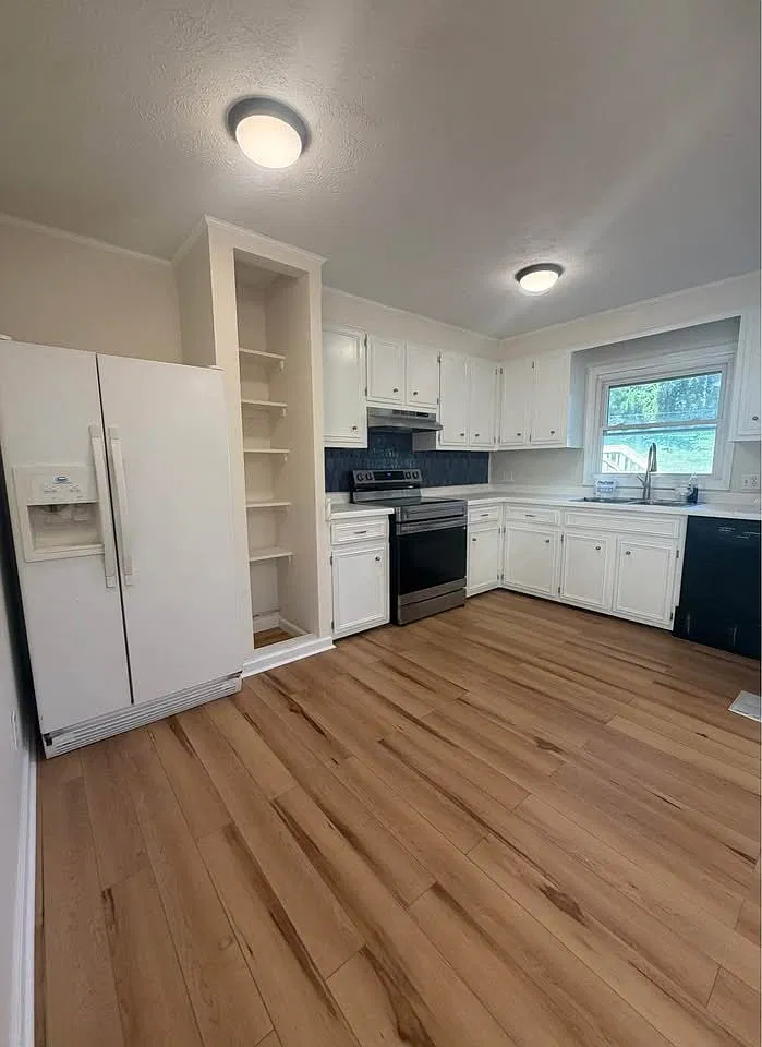 3 Bed / 1.5 Bath Single Level Brick Ranch — Photo 4