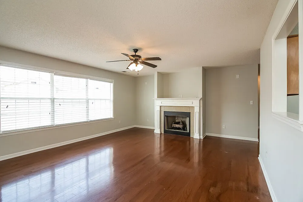 4 bed, 2.0 bath, 2100 sqft, $2,315 — Photo 2