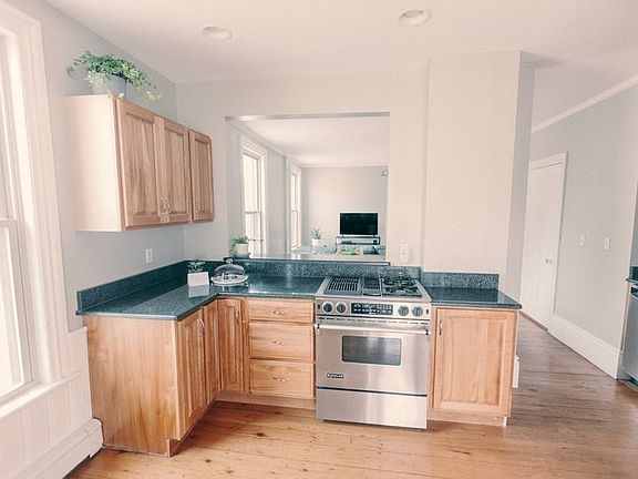 3rd image of 27 Charter St Unit 3