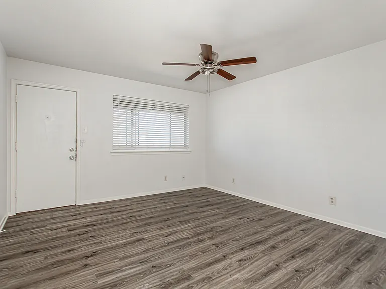 5722 Gaston Ave #D — Photo 6