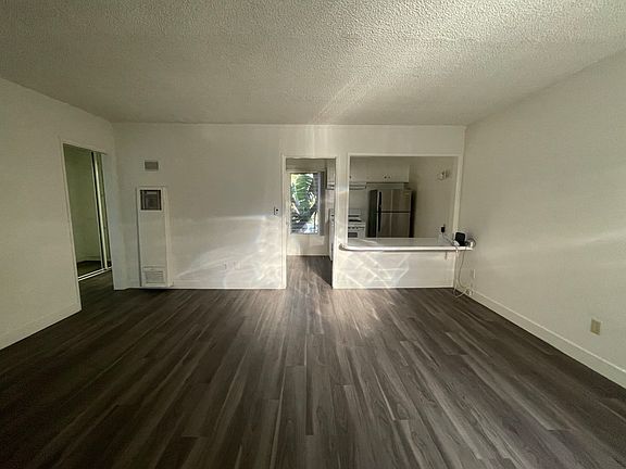 2nd image of 1152 N Poinsettia Pl #10