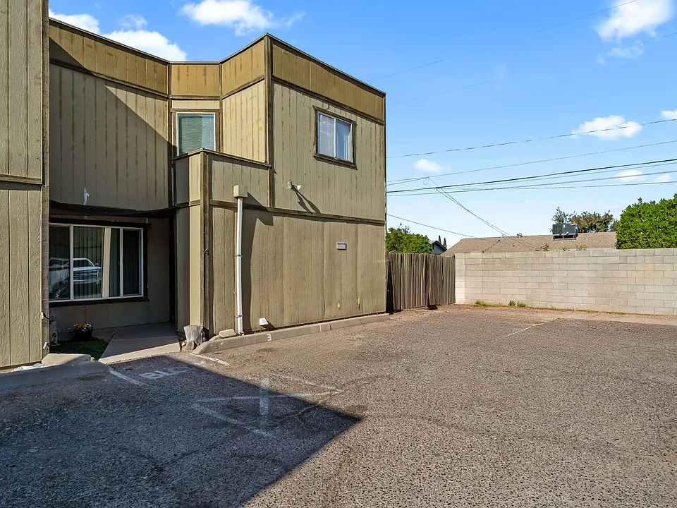 2-web-or-mls-1742 E Pepper Cir Apt 4--36_12132024