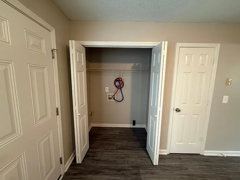 909 Greenland Dr — Photo 8