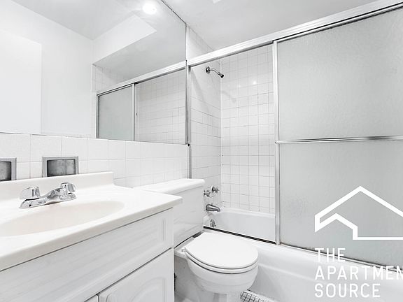 5th image of 738 W Buena Ave #206