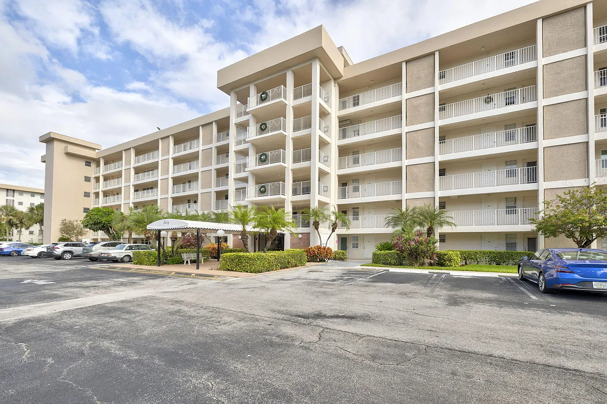 Building Photo - 2851 S Palm Aire Dr #407
