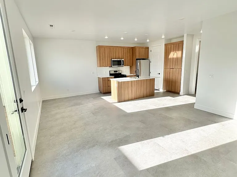 329 S 1930 W — Photo 11