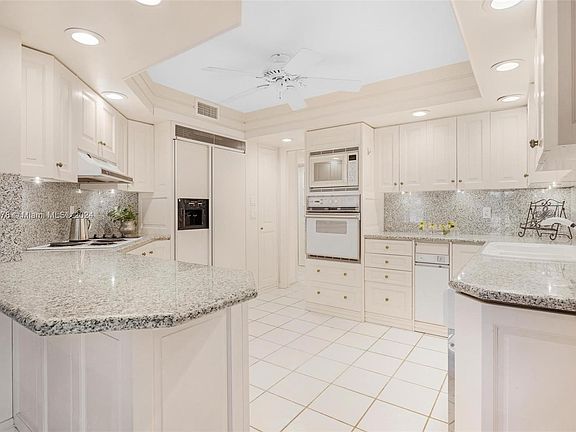 3rd image of 1700 S Bayshore Ln APT 2A