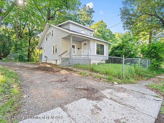 3rd image of 717 Leslie St