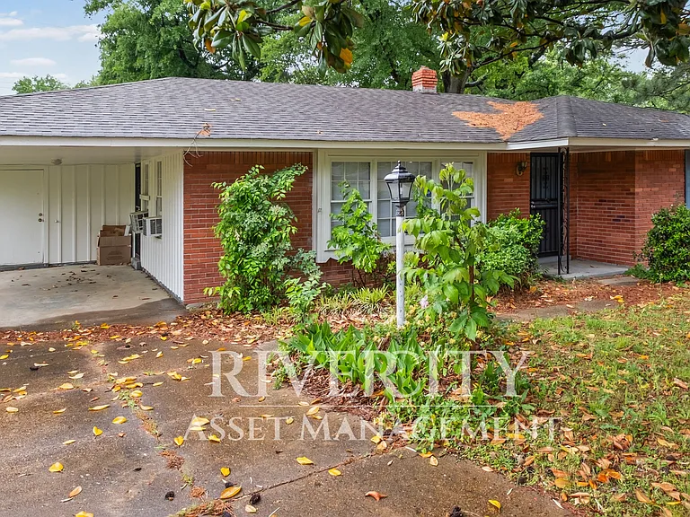 1381 Laudeen Dr — Photo 2