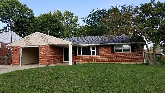 180 Maple Dr — Photo 1