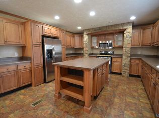 370 Mount Carmel Dr, Guntersville, AL 35976