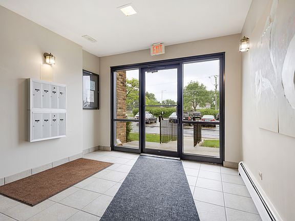 3rd image of 2642 N Windsor Dr Unit 102