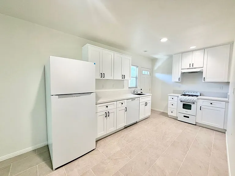 579 S Highland Dr #10 — Photo 6