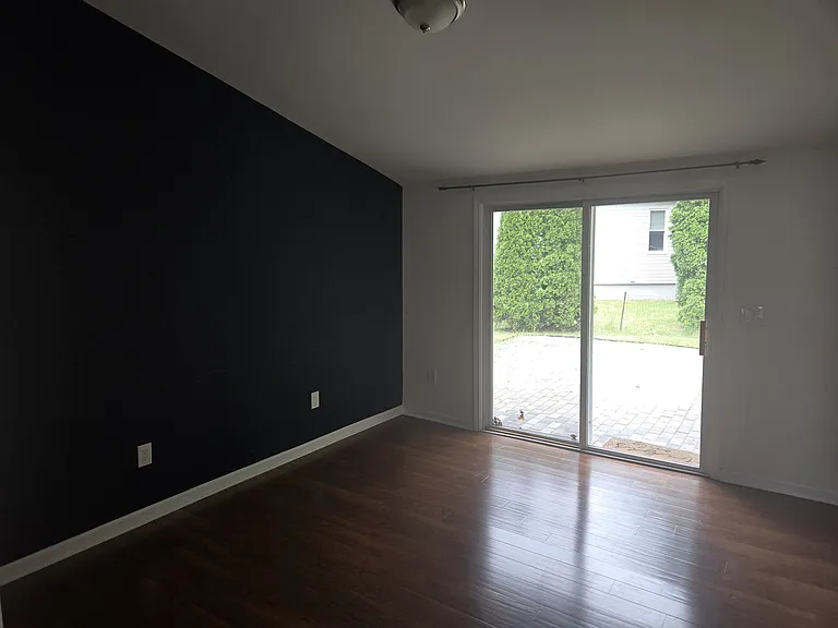 18334 Irving St — Photo 8