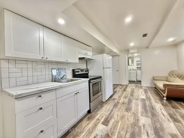 116 Cherrywood Dr #Basement, Newmarket, ON L3Y 2X7
